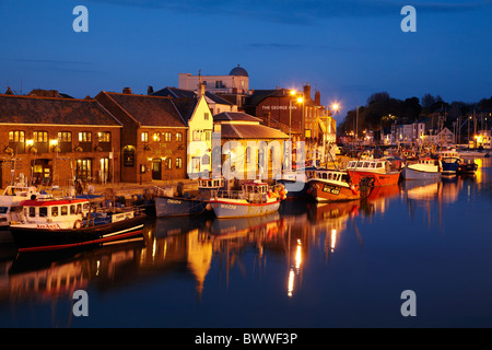 Angeln Boote und Custom House Quay in der Abenddämmerung, Weymouth Harbour, Weymouth, Dorset, England, Vereinigtes Königreich Stockfoto