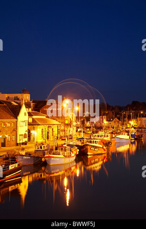 Angeln Boote und Custom House Quay in der Abenddämmerung, Weymouth Harbour, Weymouth, Dorset, England, Vereinigtes Königreich Stockfoto