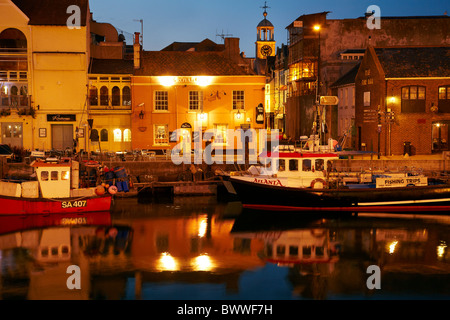 Angeln Boote und The Royal Oak, Custom House Quay in der Abenddämmerung, Weymouth Harbour, Weymouth, Dorset, England, Vereinigtes Königreich Stockfoto