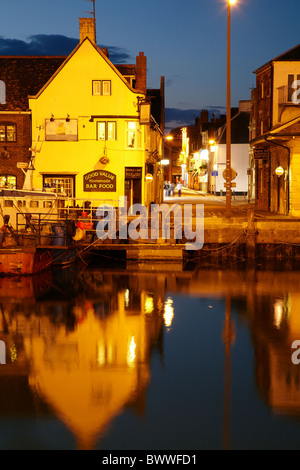 The Ship Inn Custom House Quay bei Dämmerung, Weymouth Harbour, Weymouth, Dorset, England, Vereinigtes Königreich Stockfoto