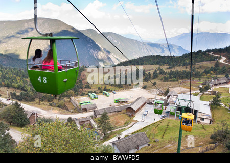 Seilbahnen hinauf Yulong Xue Shan Berg, auch bekannt als Jade Dragon Snow Mountain, Lijiang, Yunnan Province, China Stockfoto