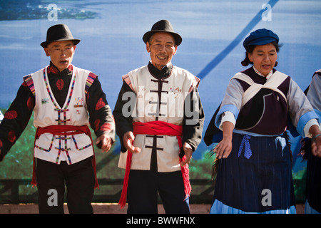 Naxi Menschen tanzen, tragen Tracht, Lijiang, Provinz Yunnan, China Stockfoto