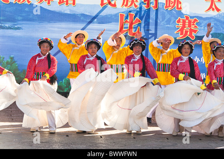 Mosuo-Frauen tanzen, tragen Tracht, Lijiang, Provinz Yunnan, China Stockfoto