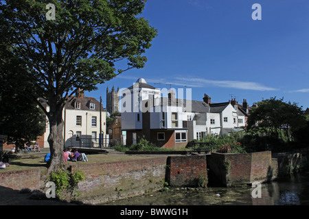 Der Fluss Stour wie es fließt durch Blackfriars von Canterbury. In der Nähe einer großen Mühle die niedergebrannt. Stockfoto