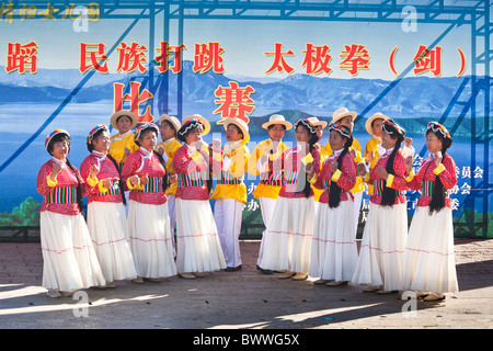 Mosuo-Frauen tanzen, tragen Tracht, Lijiang, Provinz Yunnan, China Stockfoto