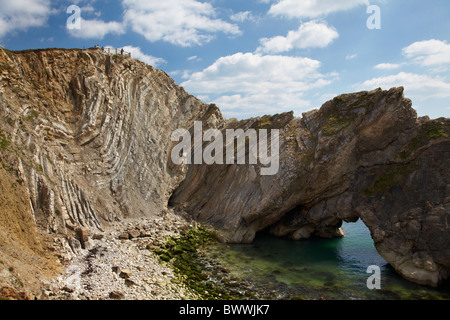 Stair Hole, zeigt Kalkstein Faltung (Lulworth Crumple) und Felsbogen, in der Nähe von Lulworth Cove, Dorset, England, Vereinigtes Königreich Stockfoto