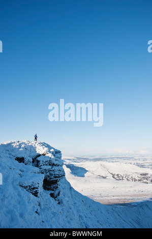 Weibliche Wanderer im Winter Blick vom Gipfel des Mais Du, Brecon Beacons National Park, Wales Stockfoto