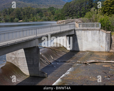 ABSCHNITT DES MAROONDAH-DAMMS MIT BRÜCKE UND IN DER NÄHE VON HEALESVILLE VICTORIA, AUSTRALIEN Stockfoto