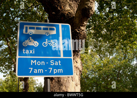 London Bus Bahn Einschränkungen Zeichen post Taxi-Zyklus Stockfoto