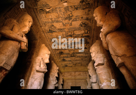 Riesige Statuen / Säulen in der Säulenhalle im Inneren der größeren Abu Simbel Tempel, Nubien, Ägypten. Stockfoto