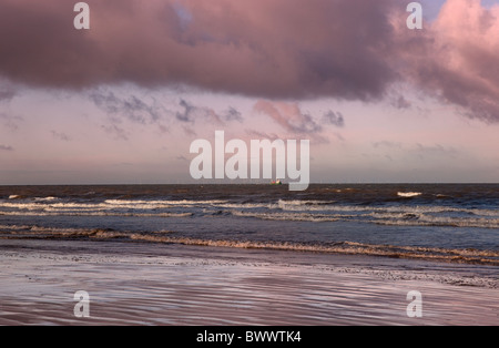 Angelboote/Fischerboote arbeiten vor der Norfolk-Küste bei Titchwell UK November Stockfoto