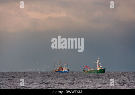 Angelboote/Fischerboote arbeiten vor der Norfolk-Küste in der Nähe der Wäsche bei Titchwell UK November Stockfoto