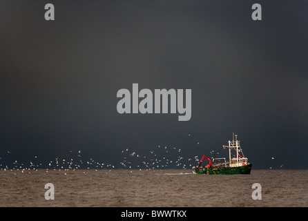 Angelboot/Fischerboot vor der Küste von Norfolk am Titchwell im Wintersturm arbeiten Stockfoto