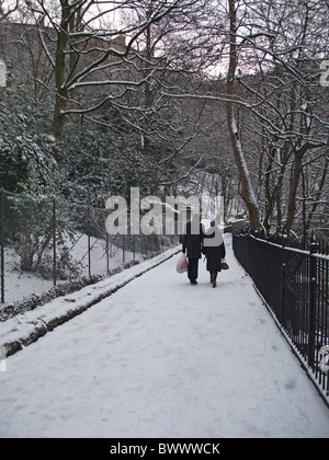 UK - Schottland--2010--Liebhaber gehen auf dem Wasser von Leith Weg in der schönen Umgebung von Dean Village im Schnee. Stockfoto