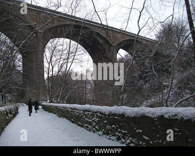 UK - Schottland--2010--Menschen Fuß auf dem Weg in den schönen Einstellungen von Dean Village unter Dean-Brücke im Schnee Stockfoto