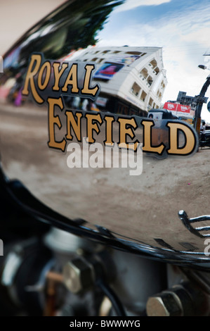 Royal Enfield 350 bullet Motorrad chrom Tank schließen. In Indien. Andhra Pradesh, Indien Stockfoto