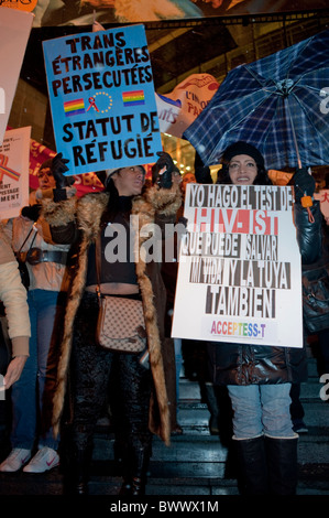 Paris, Frankreich, Demonstration, Welt-Aids-Tag, Migranten, Transsexuelle, Migranten ohne Dokumente, Flüchtlinge mit Protestschildern, lgbt-Einwanderung Stockfoto