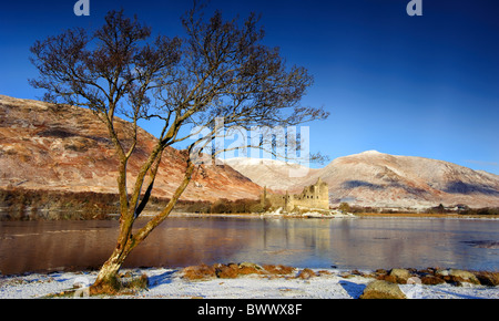 Blick über eine teilweise gefrorenen Loch Awe zu den Ruinen von Kilchurn Castle in Argyle, Schottland. Stockfoto