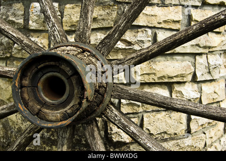 Altes Wagenrad Stockfoto