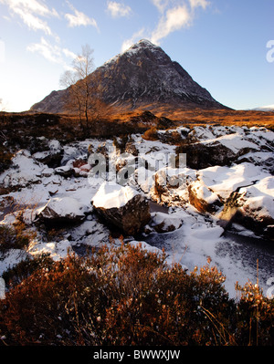 Winter schneit auf Buachaille Etive Mor und der Fluss Coupall in der Nähe von Glencoe, Scotland, UK. Stockfoto