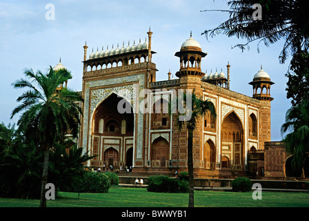 Menschen vor dem großen Tor Eingangstor des Taj Mahal, Agra, Indien. Stockfoto