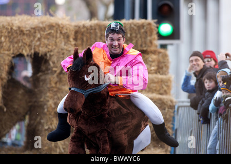 Pantomime-Pferde-Rennen für einen guten Zweck, die Broad Street Birmingham stattfindet. Abgebildet, Konkurrent Joel Hicks Stockfoto