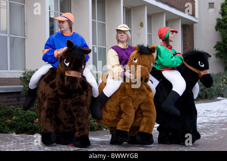 Pantomime-Pferde-Rennen für einen guten Zweck, die stattfindet am Broad Street Birmingham Stockfoto