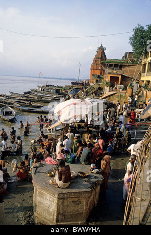 Menschen, die Durchführung von Waschungen im Fluss Ganges, Varanasi, Indien. Stockfoto