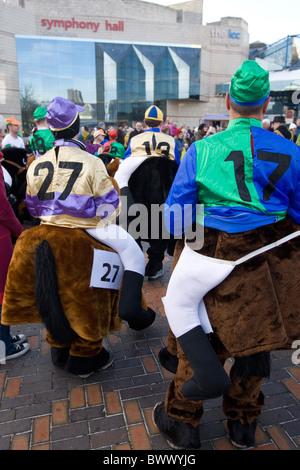 Pantomime-Pferde-Rennen für einen guten Zweck, die stattfindet am Broad Street Birmingham Stockfoto