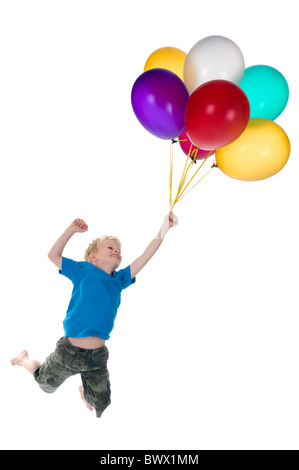 Kleiner Junge fliegen hinter einem Haufen Luftballons, isoliert auf einem weißen Hintergrund. Stockfoto