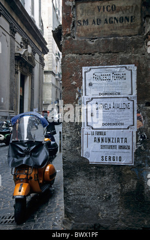 Scooter parkte in eine kleine Gasse, Neapel, Italien. Stockfoto