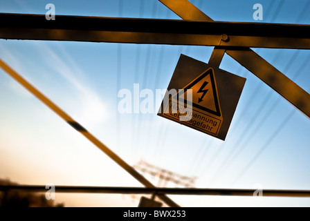 Melden Sie mit Hochspannungs-Risiko für das Leben Stockfoto
