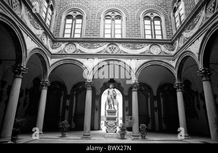 Gewölbt und säulenförmige Struktur, aus denen das reich verzierte Interieur des Palazzo Medici, Florenz, Italien. Stockfoto