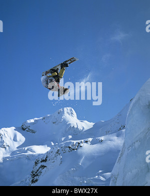 abenteuerlich Berge Bernina Gebiet dynamische Graubünden Graubünden Salto Schweiz Europa Snowboard dri Stockfoto