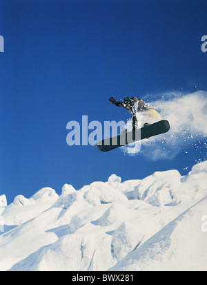 Bernina Gebiet Schnee Wolke Snowboard Fahrer springen von unten Wintersport Sport Snowboard snowboardinging Stockfoto