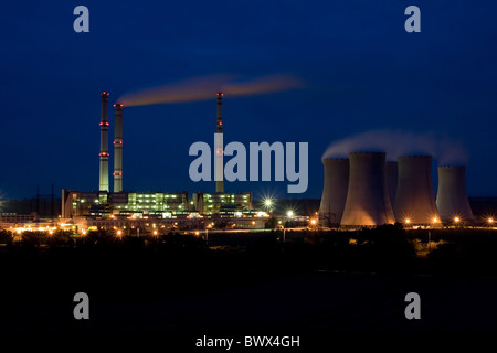 die Dampfturbine Kraftwerk Pocerady bei Nacht - Tschechien Stockfoto