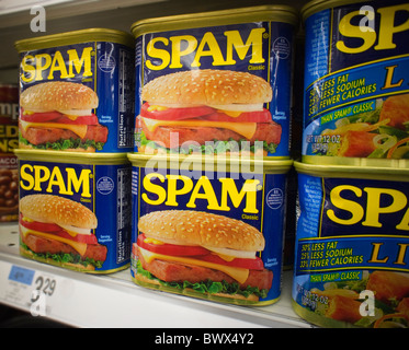 Dosen von Spam durch Hormel auf einem Supermarktregal in New York auf Mittwoch, 1. Dezember 2010 zu sehen sind. (© Richard B. Levine) Stockfoto