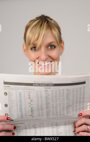 Frau liest Seiten von The Wall Street Journal Stockfoto