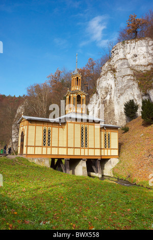 Ojcowski Nationalpark - malerische alte Holzkirche in Ojców, Polen Stockfoto