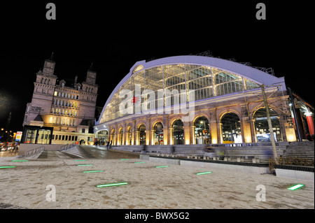 Die neu entwickelte Plateau vor der Klasse II aufgeführten Gebäude von Lime Street Railway Station - das Tor nach Liverpool. Stockfoto