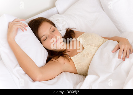 Schlafzimmer - junge Frau schlafen und träumen im weißen Bett Stockfoto