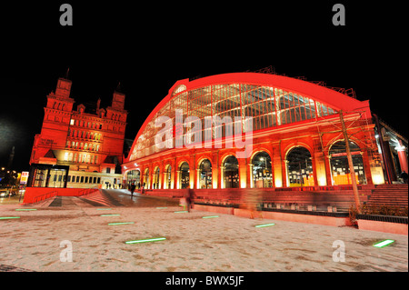 Die neu entwickelte Plateau vor der Klasse II aufgeführten Gebäude von Lime Street Railway Station - das Tor nach Liverpool. Stockfoto