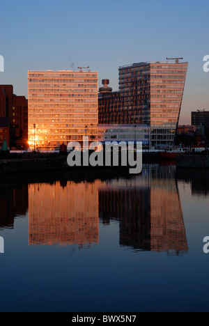 Ein Park West Apartments am Wasser in Chavasse Park Liverpool, Liverpool One Einkaufskomplex Bestandteil. Stockfoto