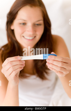 Schwangerschaftstest - glücklich überrascht Frau, positives Ergebnis Stockfoto