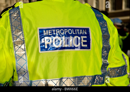 Metropolitan Police Officer trägt eine Jacke hi-viz in London. Stockfoto