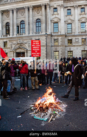 Ein kleines Lagerfeuer auf der Straße während einer Demonstration in London. Stockfoto