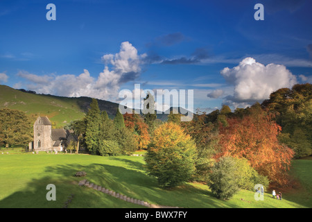 Herbstliche Ansicht Ilam Kirche, Ilam Park mit Thorpe Cloud (Dovedale) in den Hintergrund, Staffordshire, Peak District, England, UK Stockfoto