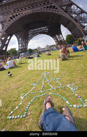 Champs de Mar Rasen in Paris mit einem Eiffelturm von Flaschendeckeln gemacht Stockfoto
