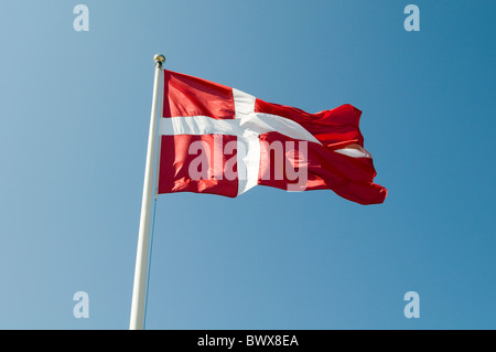 Nationalstolz Flaggensymbol Fahnen flattern flattern in der Brise Wind blauen Himmel gegen Identität Stockfoto