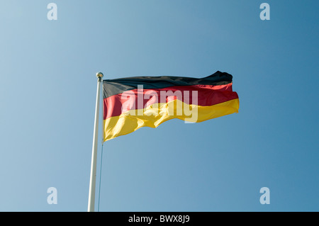 Nationalstolz Flaggensymbol Fahnen flattern flattern in der Brise Wind blauen Himmel gegen Identität Stockfoto